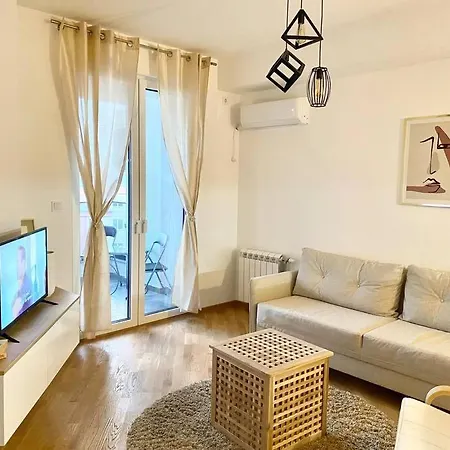 Bright Scandi Apartment *