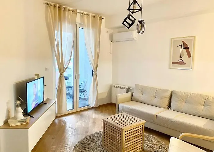 Bright Scandi Apartment *